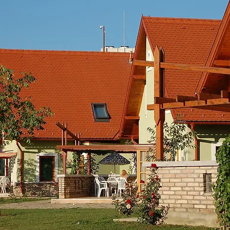 Holiday Kehidatermal.8 Papucshegy